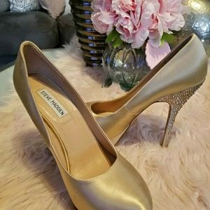 Steve Madden Playying Champagne Satin Pumps